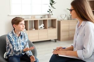 teen and therapist talking in a co-occurring disorder treatment program