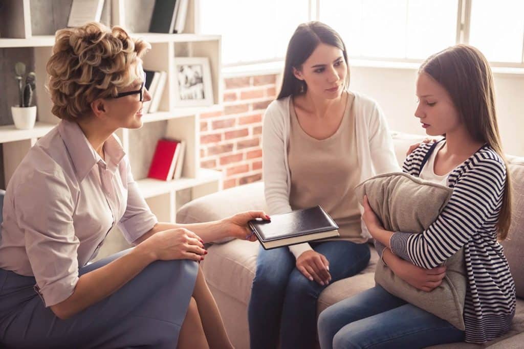 teen upset during teen relationship therapy