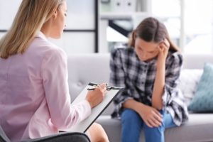 teen talking to a therapist in cognitive behavioral therapy