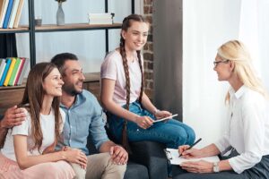 Therapist and family members discussing how to prepare for family therapy